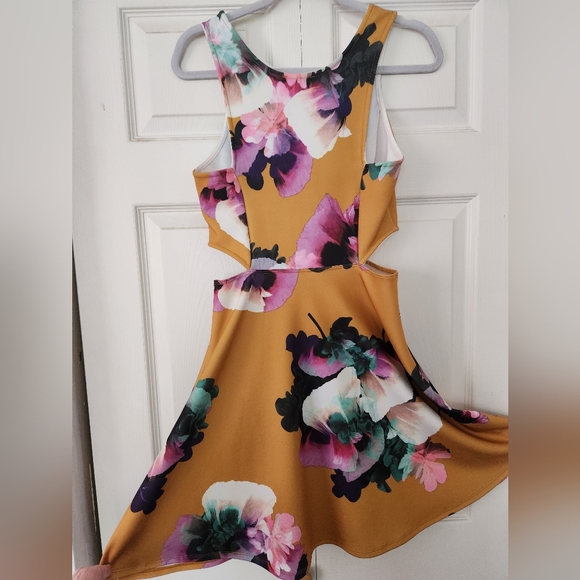 Soprano Dress - Picture 2 of 9